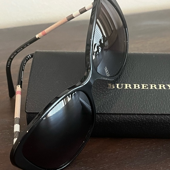 Burberry Sunglasses - Excellent Condition - Picture 2 of 16